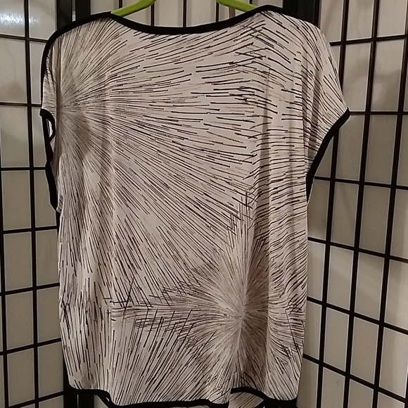 EuC Comfortable Black and White Burst Pattern Top - Picture 2 of 2